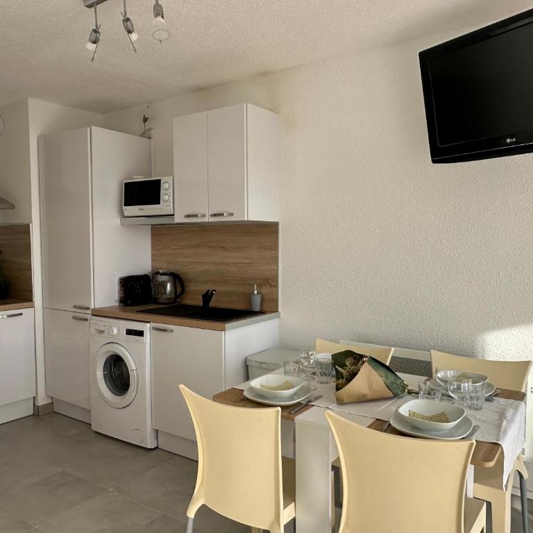 Studio - Les pieds dans l'eau agréable en toutes saisons 4 couchages - climatisation - parking privé - piscine sur mer - vue magnifique et rare - situation optimum - Les argonautes - Ile des pêcheurs - Cap d'Agde - One-Bedroom Apartment - 10