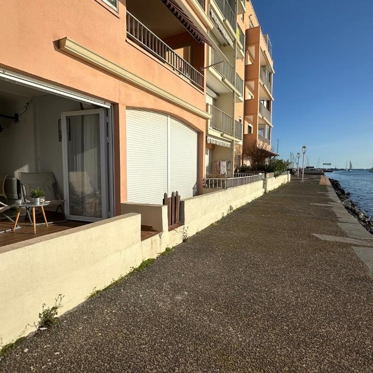Studio - Les pieds dans l'eau agréable en toutes saisons 4 couchages - climatisation - parking privé - piscine sur mer - vue magnifique et rare - situation optimum - Les argonautes - Ile des pêcheurs - Cap d'Agde - One-Bedroom Apartment - 8