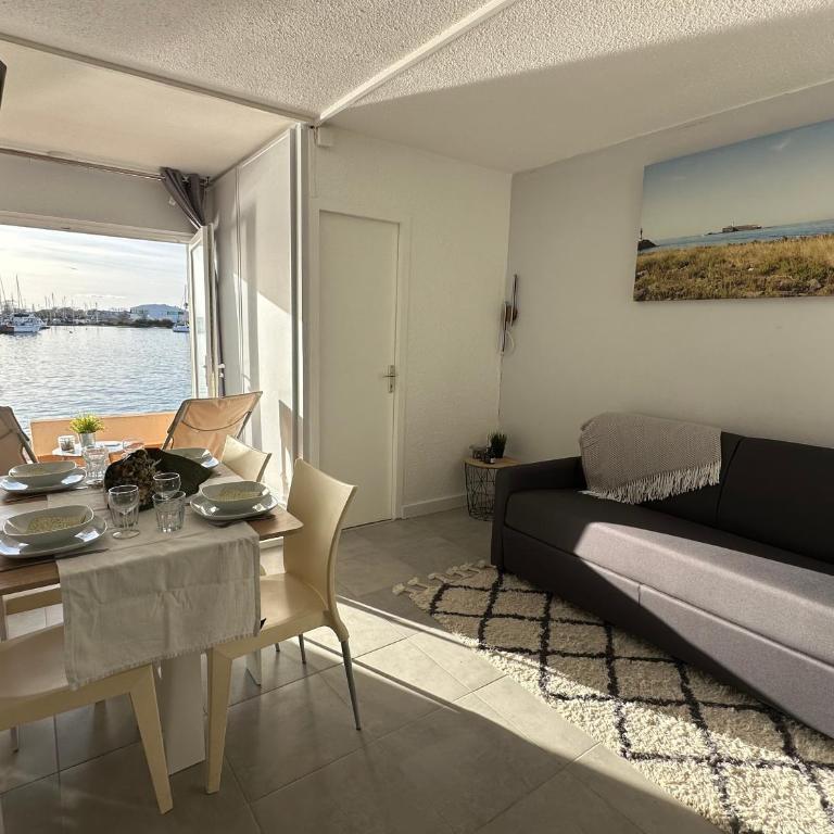 Studio - Les pieds dans l'eau agréable en toutes saisons 4 couchages - climatisation - parking privé - piscine sur mer - vue magnifique et rare - situation optimum - Les argonautes - Ile des pêcheurs - Cap d'Agde - One-Bedroom Apartment - 4