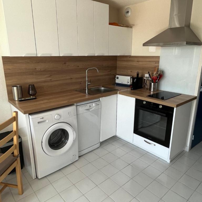 T2 - Les pieds dans le sables en toutes saisons 5 couchages - climatisation - parking privée - piscine - situation optimum et rare - Amoureva - Plage Richelieu- Cap d'Agde - One-Bedroom Apartment - 6