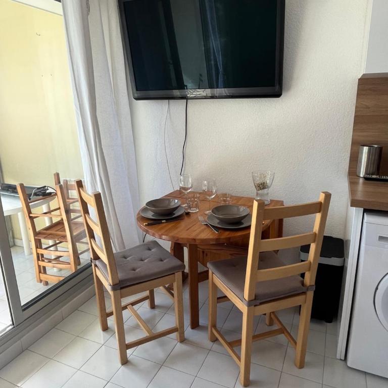 T2 - Les pieds dans le sables en toutes saisons 5 couchages - climatisation - parking privée - piscine - situation optimum et rare - Amoureva - Plage Richelieu- Cap d'Agde - One-Bedroom Apartment - 20