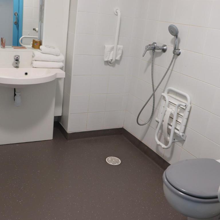 First Inn Hotel Blois - Chambre Double - Accessible aux Personnes à Mobilité Réduite - 3