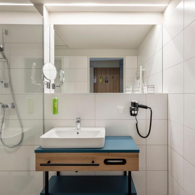 JUFA Hotel Bad Radkersburg - Vierbettzimmer mit Balkon - 10