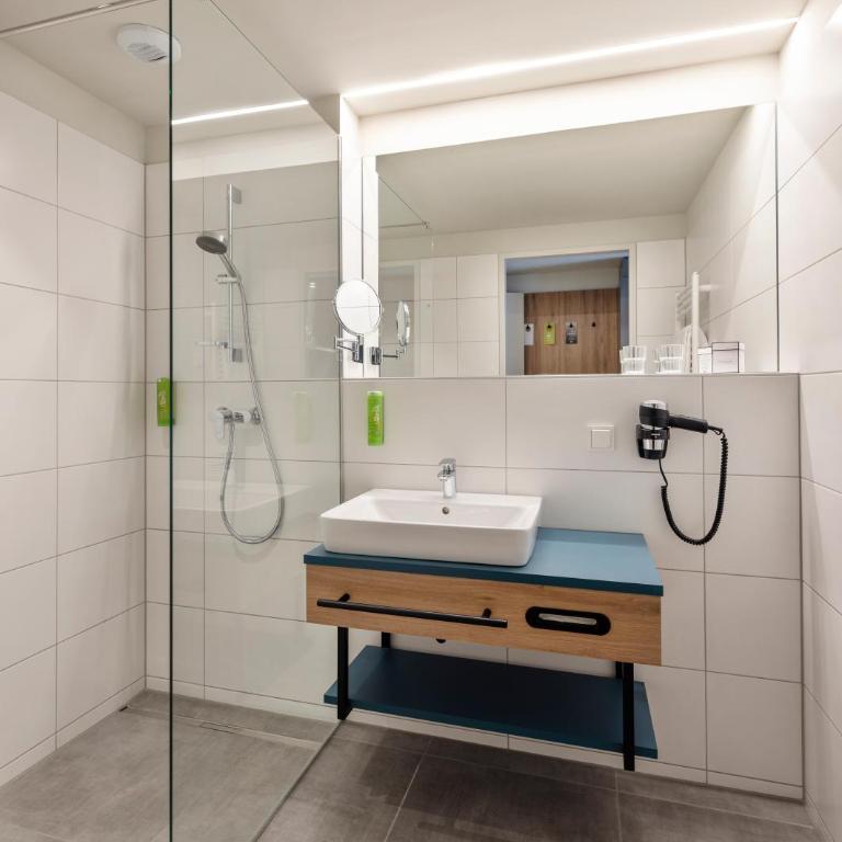 JUFA Hotel Bad Radkersburg - Vierbettzimmer mit Balkon - 2