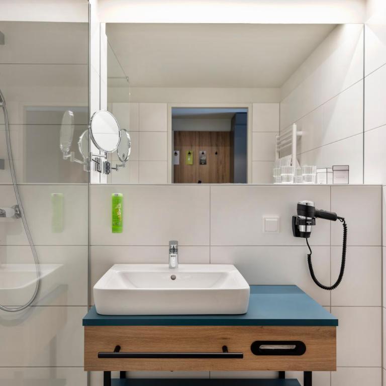 JUFA Hotel Bad Radkersburg - Vierbettzimmer mit Balkon - 9