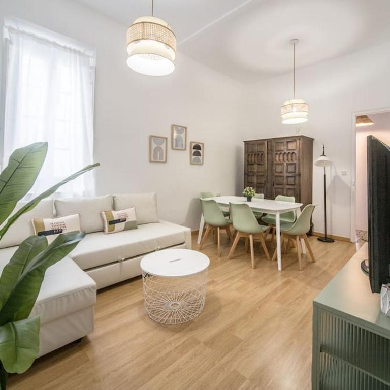 Apartment Mosaic Giralda - Three-Bedroom Apartment - 1