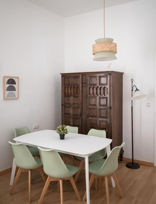 Apartment Mosaic Giralda - Three-Bedroom Apartment - 40