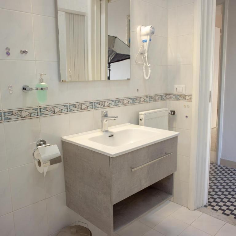 Apartment Enea - Camera Matrimoniale con Bagno in Comune - 24
