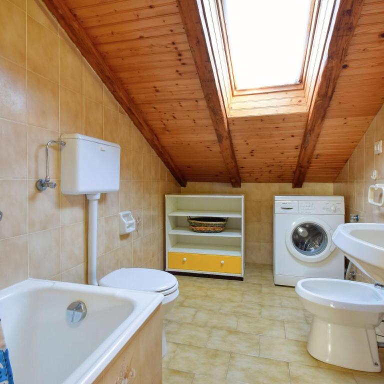 2 Bedroom Gorgeous Apartment In Moneglia - Two-Bedroom Apartment - 13