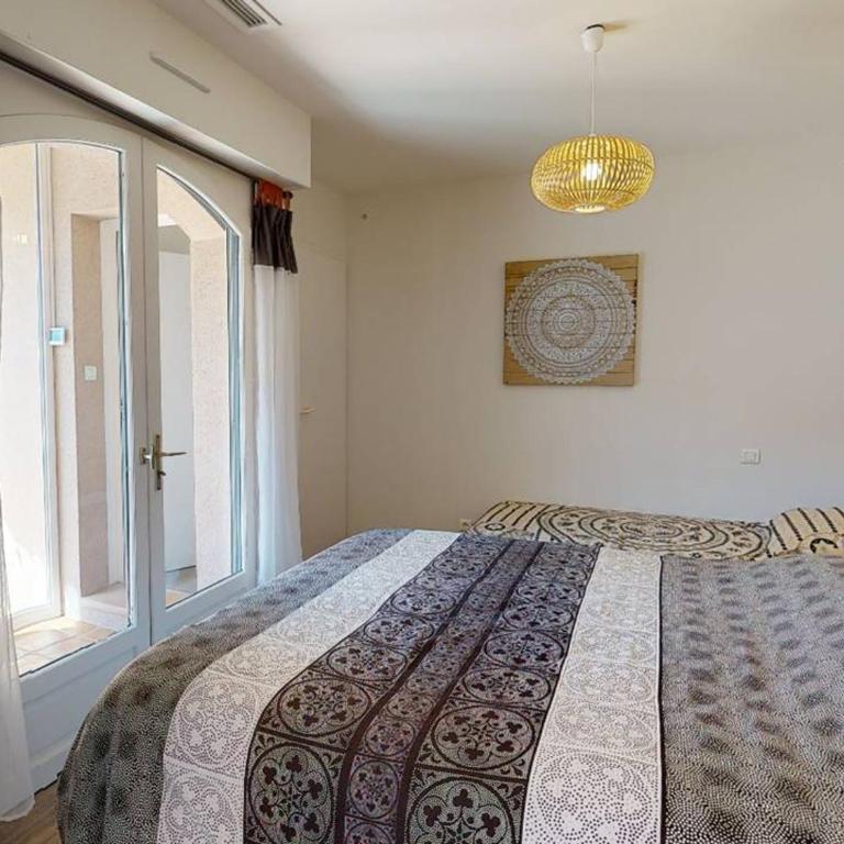 Villa confortable avec piscine, proche plage, 3 chambres, grand séjour, patio, WIFI, équipement complet - FR-1-413-87 - Maison de Vacances - 10