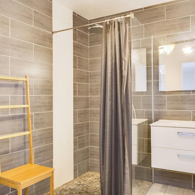 Villa confortable avec piscine, proche plage, 3 chambres, grand séjour, patio, WIFI, équipement complet - FR-1-413-87 - Maison de Vacances - 11