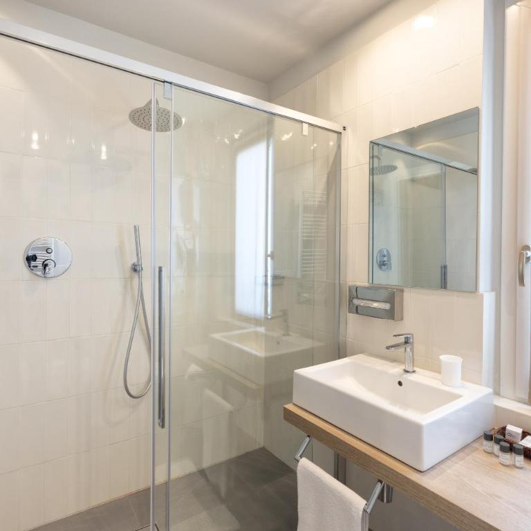 Hotel Gemma - Double or Twin Room with Side Sea View - 4