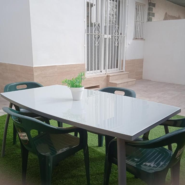 Casa en Jerez con patio cerca de la playa y de la sierra - Four-Bedroom House - 1
