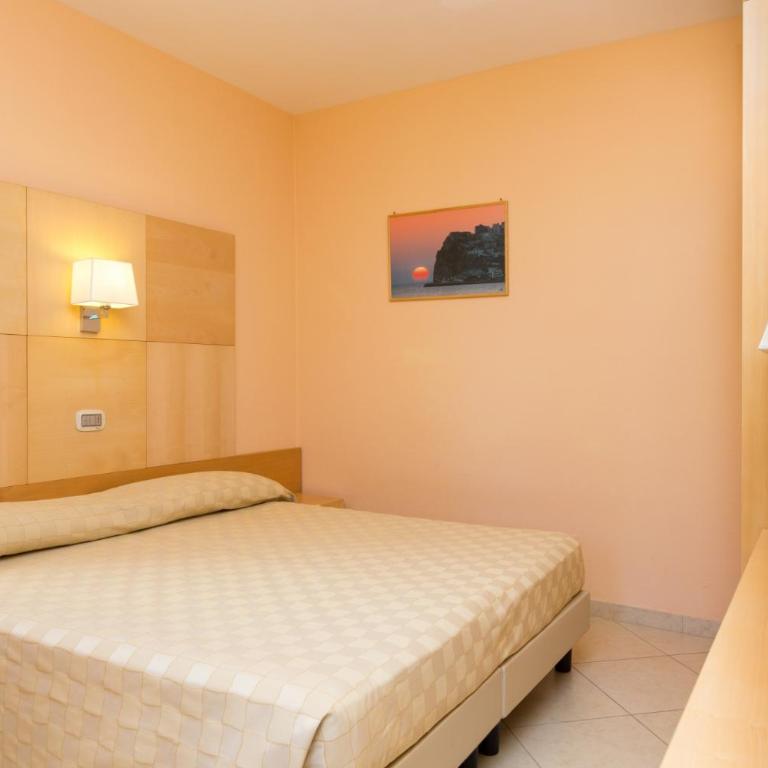 Valtur Baia del Gusmay Beach Resort - Camera Familiare Standard - 1