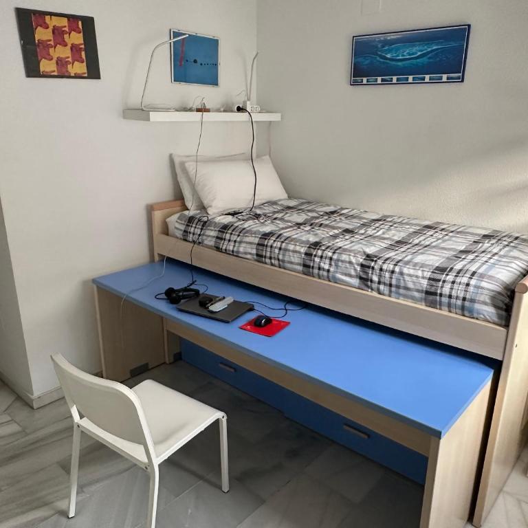 El Cortijuelo. Magnificent triplex terraced house with rooftop of 18m2, overlooking the sea. Parking - Vacation Home - 30