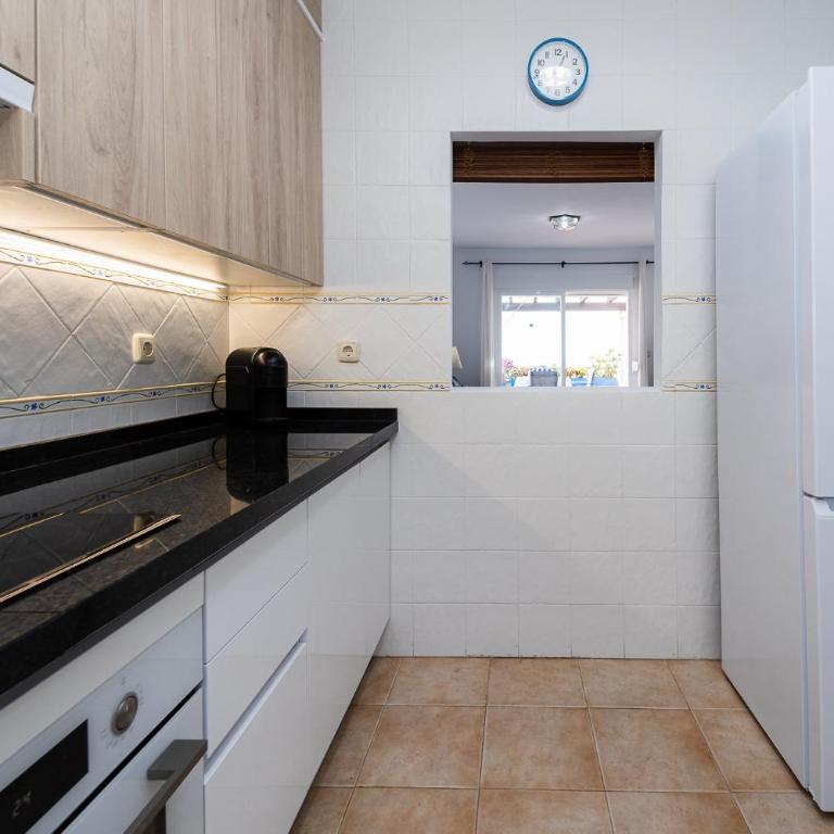 Apartamento con vistas y garaje en Marina del Este - Two-Bedroom Apartment - 23