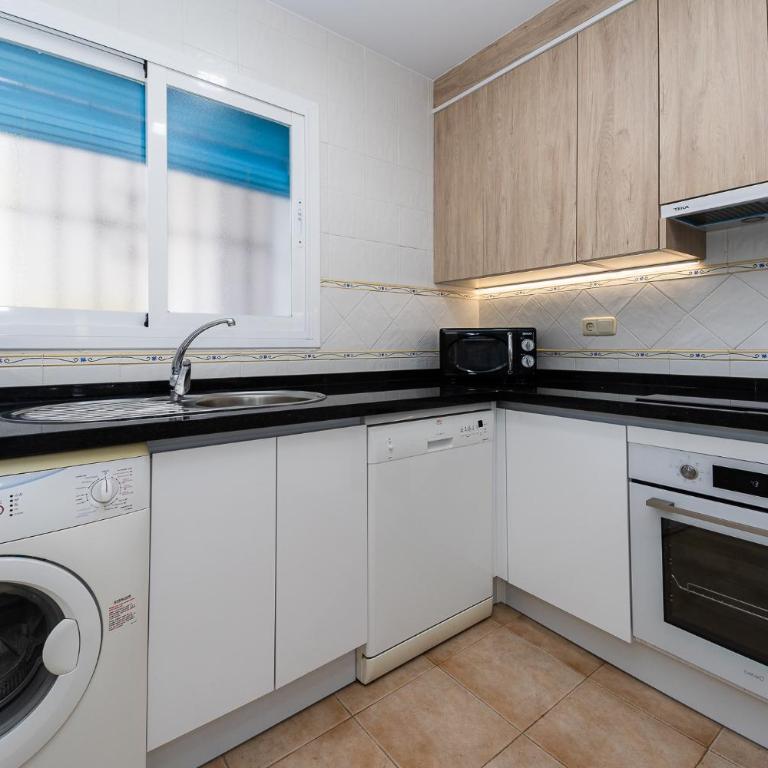 Apartamento con vistas y garaje en Marina del Este - Two-Bedroom Apartment - 24