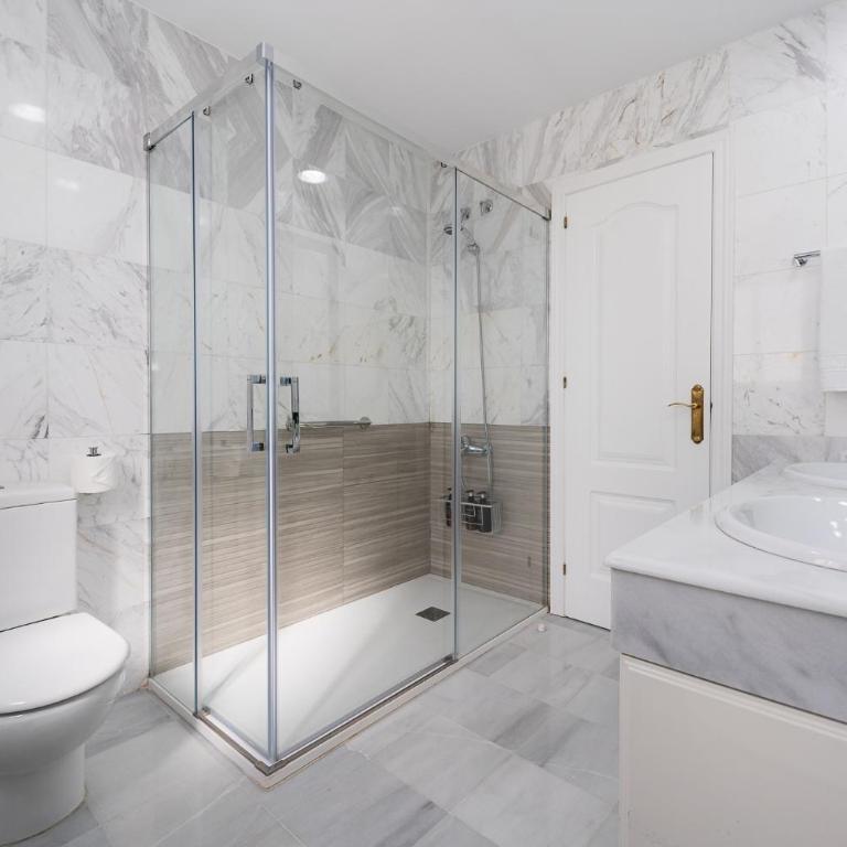 Apartamento con vistas y garaje en Marina del Este - Two-Bedroom Apartment - 33