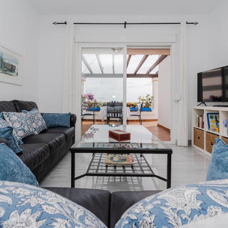 Apartamento con vistas y garaje en Marina del Este - Two-Bedroom Apartment - 14