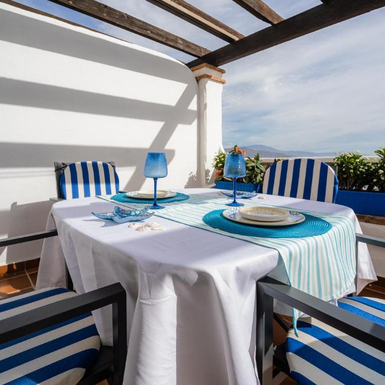 Apartamento con vistas y garaje en Marina del Este - Two-Bedroom Apartment - 8