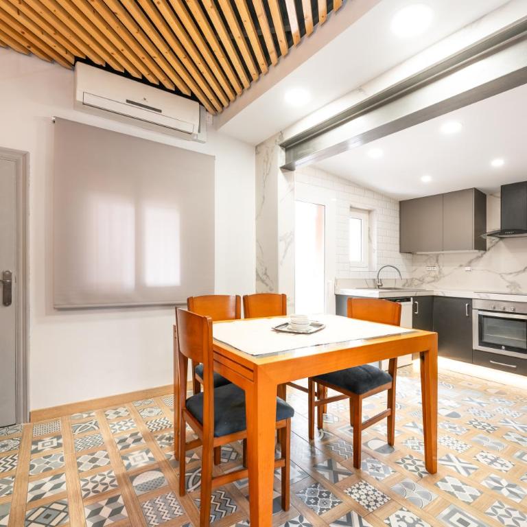 La Sagrera House - Three-Bedroom Townhouse - 12