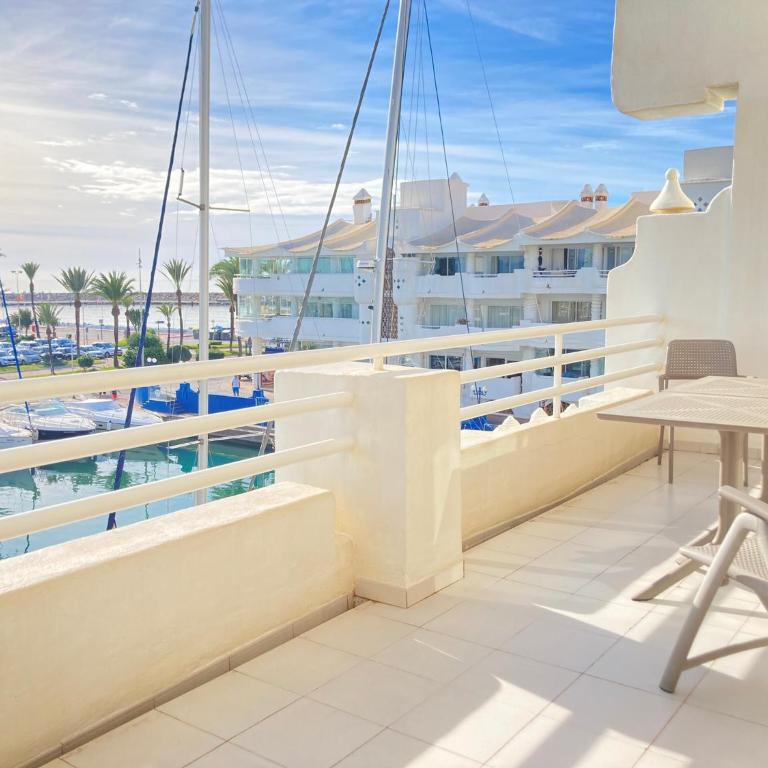 Apartamento Isla de Poniente Puerto Marina - Two-Bedroom Apartment - 3
