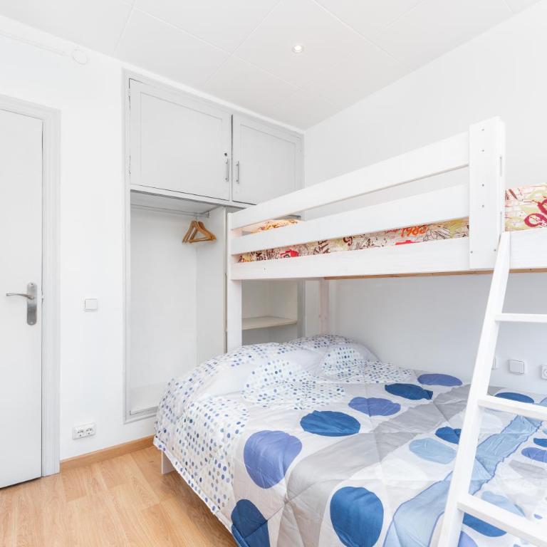 La Sagrera House - Three-Bedroom Townhouse - 35