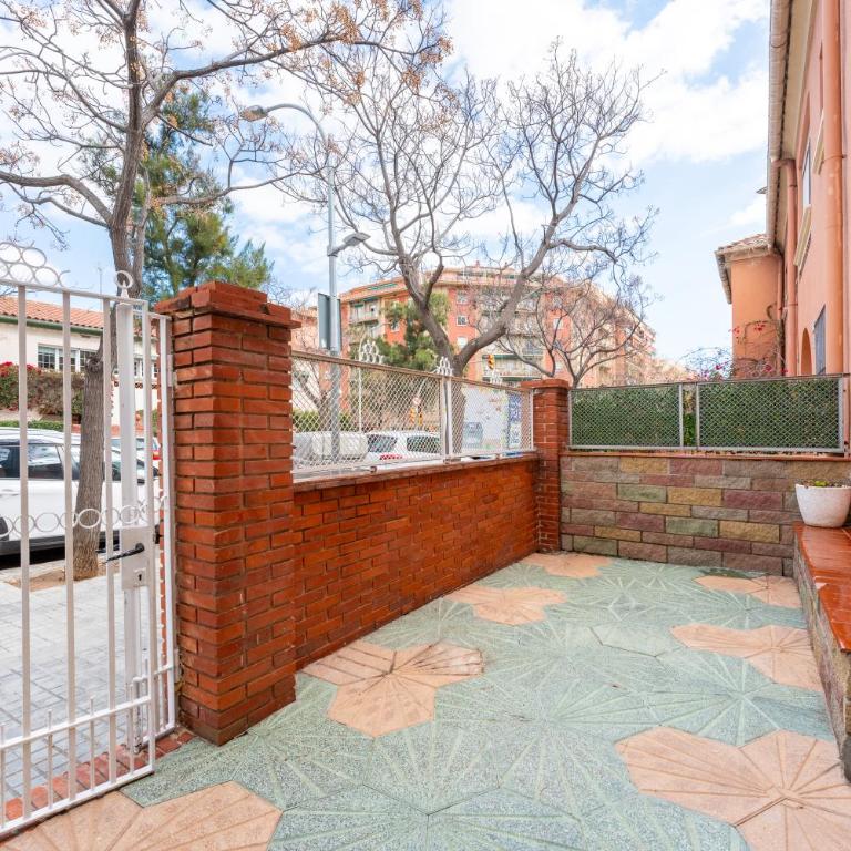 La Sagrera House - Three-Bedroom Townhouse - 40