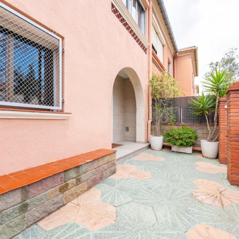 La Sagrera House - Three-Bedroom Townhouse - 41