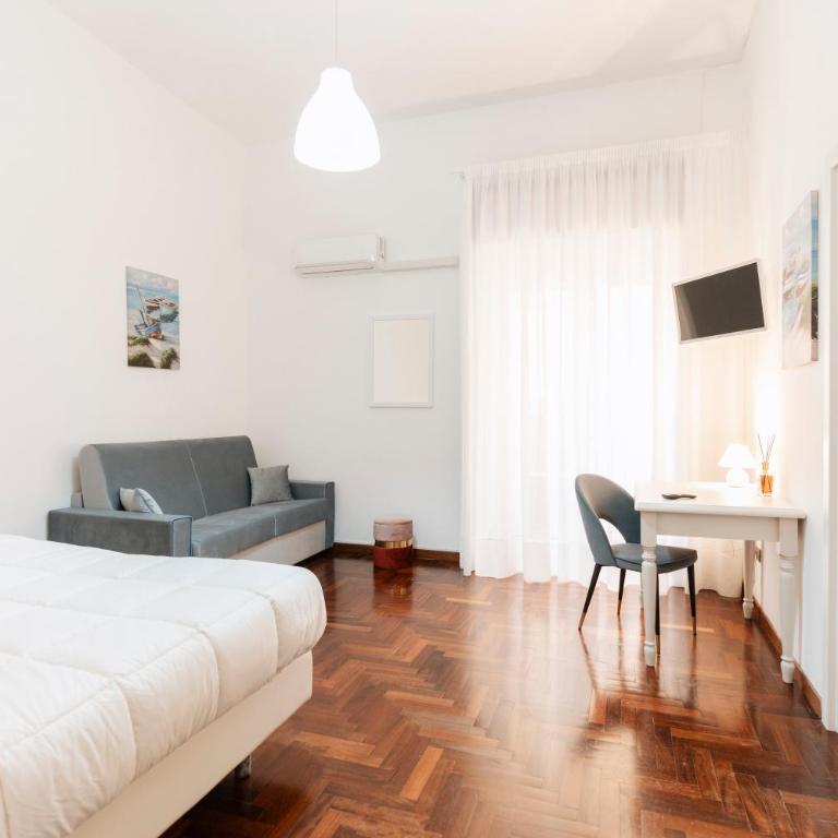 Piazza Tasso Suite - King Room with Balcony - 1