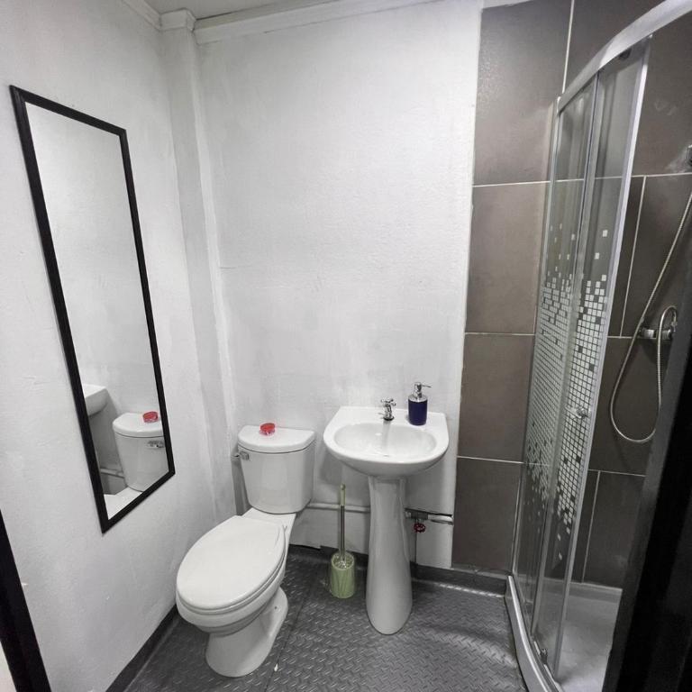 Hostal House 995 - Habitación Doble con baño privado - 1