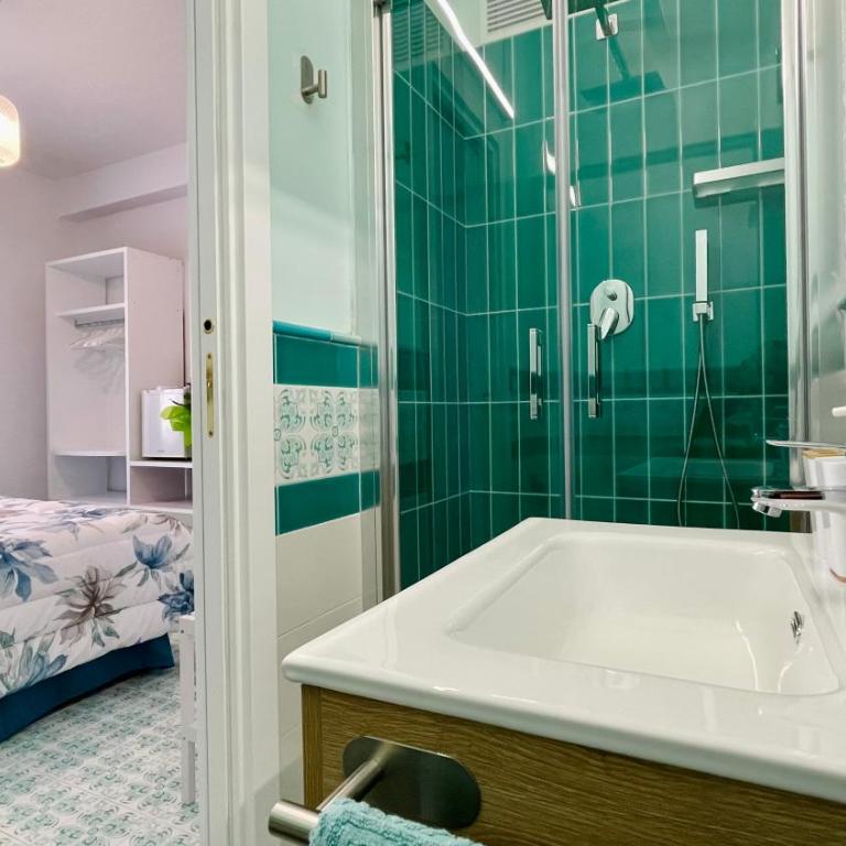 BlueMaGi - Camera Matrimoniale con Bagno Privato - 6
