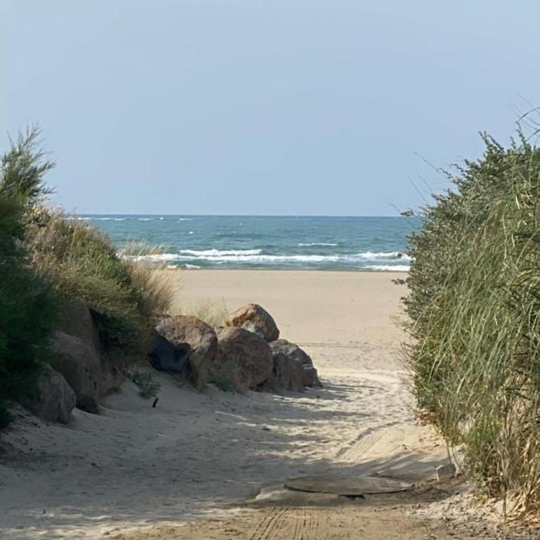 T2 - Les pieds dans le sables en toutes saisons 5 couchages - climatisation - parking privée - piscine - situation optimum et rare - Amoureva - Plage Richelieu- Cap d'Agde - One-Bedroom Apartment - 13