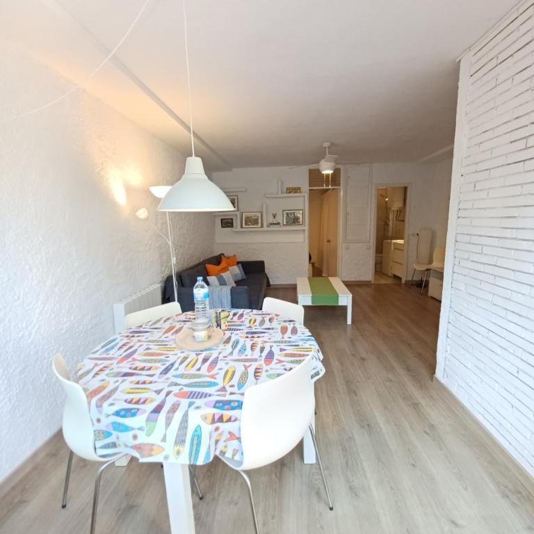 Apt con piscina en Calella de Palafrugell, parking gratuito - Apartamento de 1 dormitorio - 4