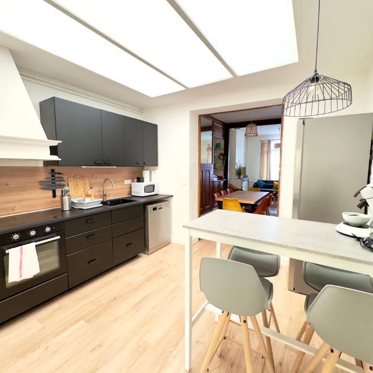 4 Ch - 10 pers - Grande Maison - Parking - Jardin - BBQ - Maison 4 Chambres - 17