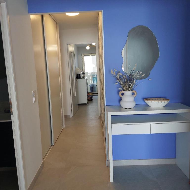 Seafront one bedroom apartment with a terrasse swimming pool and a parking - Appartement - 13