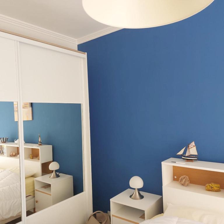 Seafront one bedroom apartment with a terrasse swimming pool and a parking - Appartement - 17