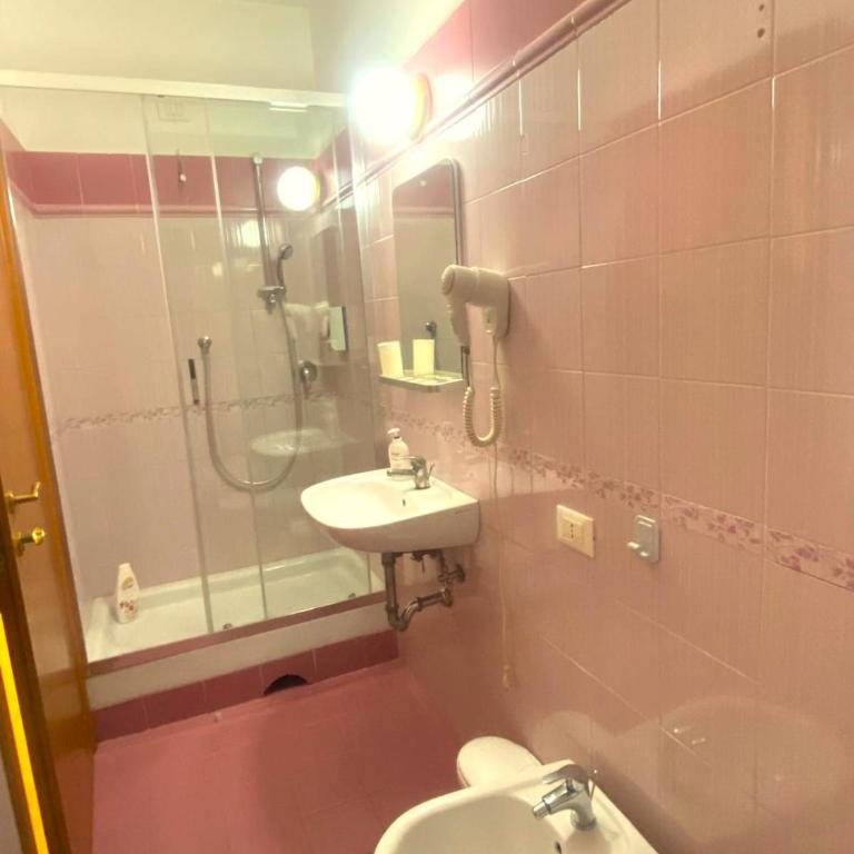 Booking Now Rome-Address Via Palestro,56- Breakfast included - Dreibettzimmer - 23