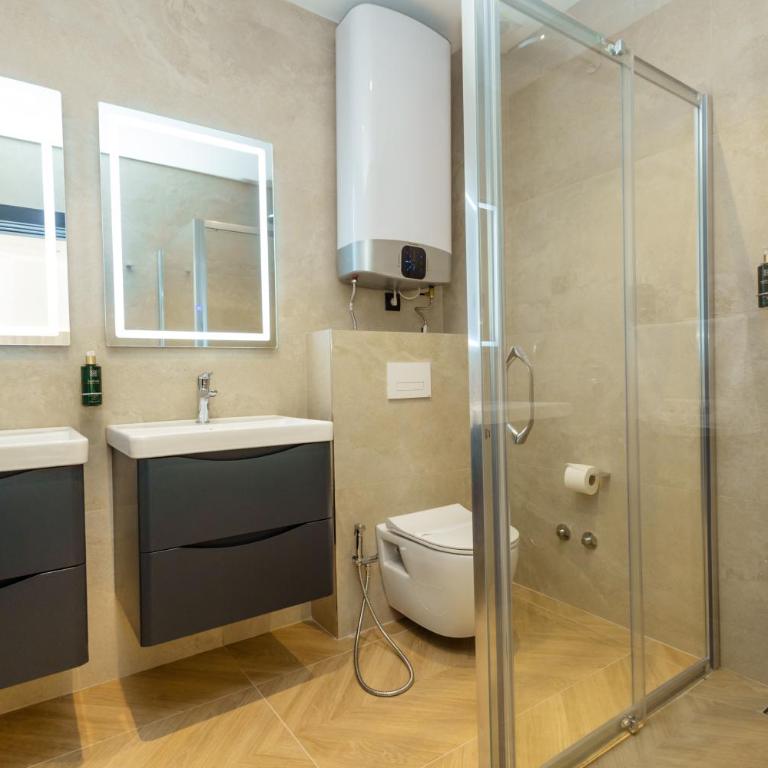 Continental Hotel - Porodična Soba sa Balkonom i Pogledom na More - 12