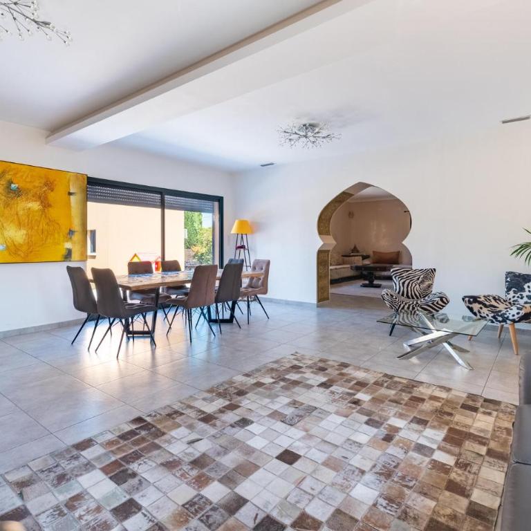Awesome Home In Arles - Maison de Vacances 4 Chambres - 5