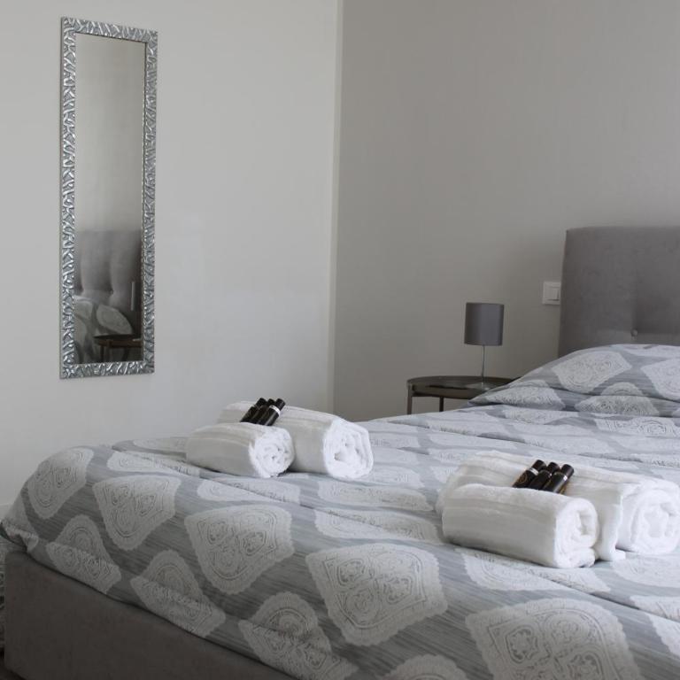 Sabrina Suites - Residenza Napoleone - Camera Matrimoniale con Bagno in Comune - 5