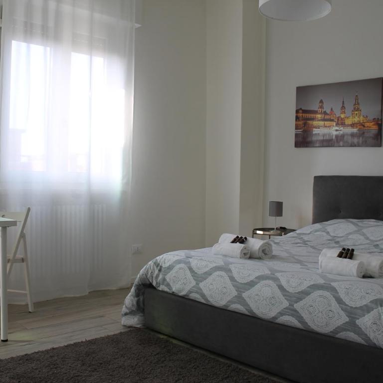 Sabrina Suites - Residenza Napoleone - Camera Queen con Bagno in Comune - 2