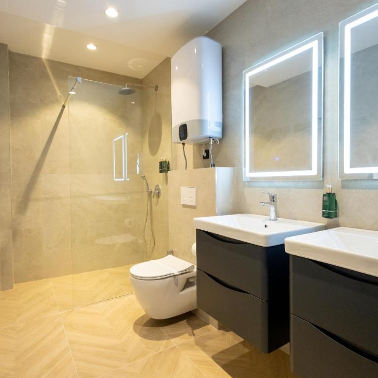 Continental Hotel - Porodična Soba sa Balkonom i Pogledom na More - 22