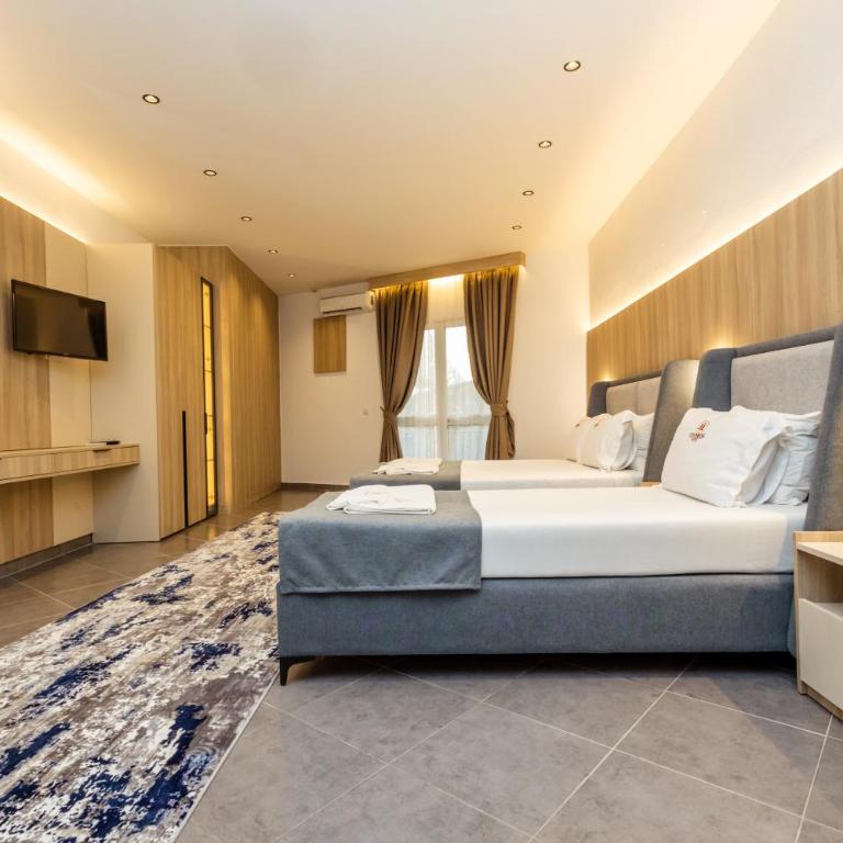 Continental Hotel - Porodična Soba sa Balkonom - 10
