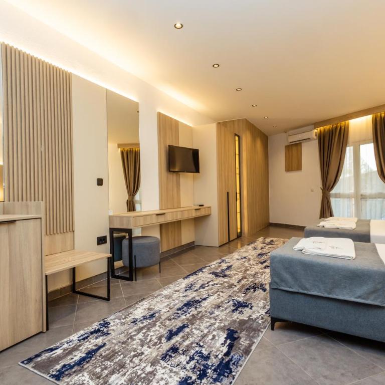 Continental Hotel - Porodična Soba sa Balkonom - 11