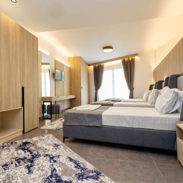 Continental Hotel - Porodična Soba sa Balkonom - 16