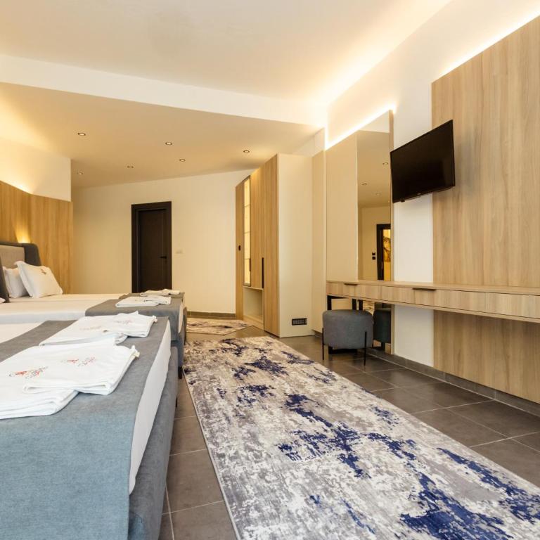 Continental Hotel - Porodična Soba sa Balkonom - 17