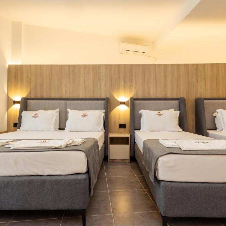 Continental Hotel - Porodična Soba sa Balkonom - 18