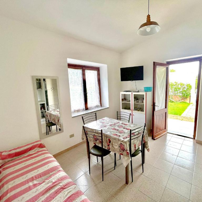 ISS Travel, La Mendula Holiday Home, 2 bedrooms-apartments with private outdoor area - Casa con 2 Camere da Letto - 4