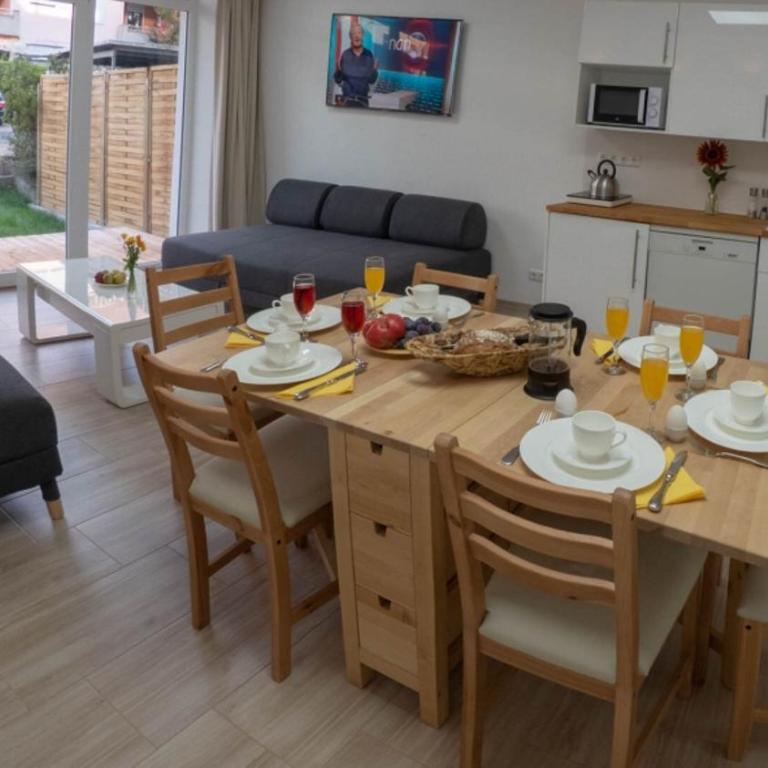 Eleonoras Ferienwohnung in Würzburg Stadt mit Terrasse im Erdgeschoss inklusive eigenen Parkplätzen vor der Tür - Apartment mit Terrasse - 1